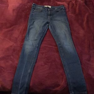 SOLD~ Hollister Jeans 👖